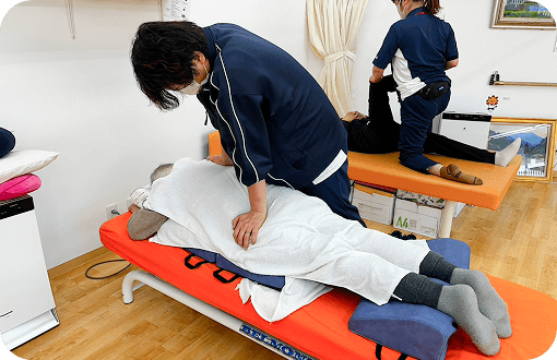 マッサージを行う職員の様子