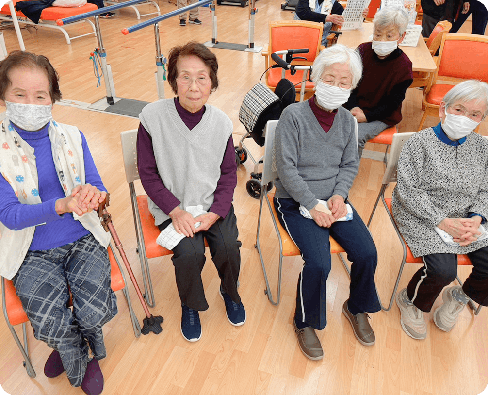 施設で談笑する様子