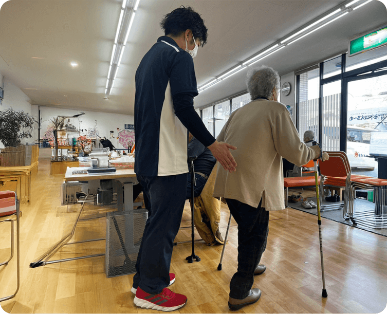 スタッフとリハビリをする様子