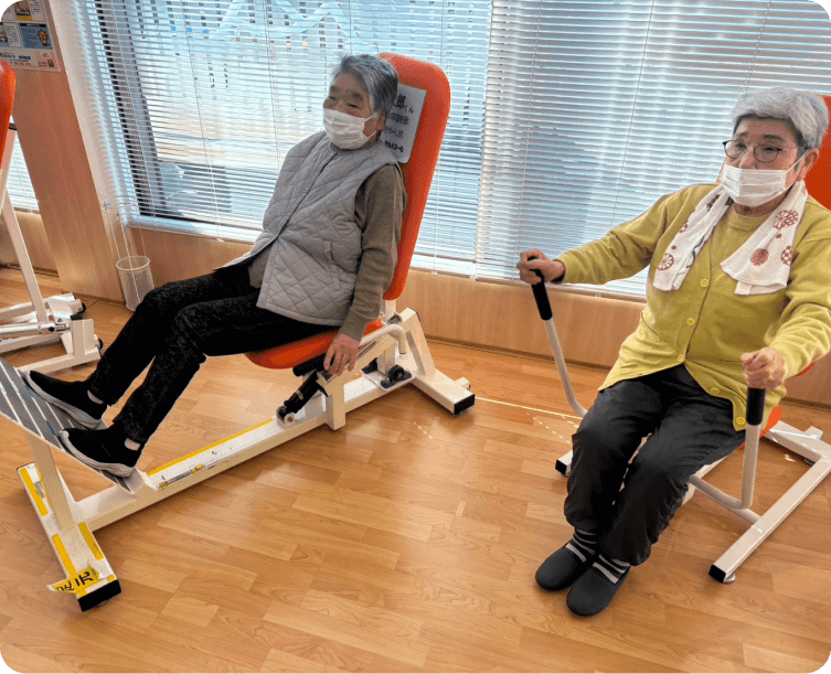 運動器具でストレッチをする様子