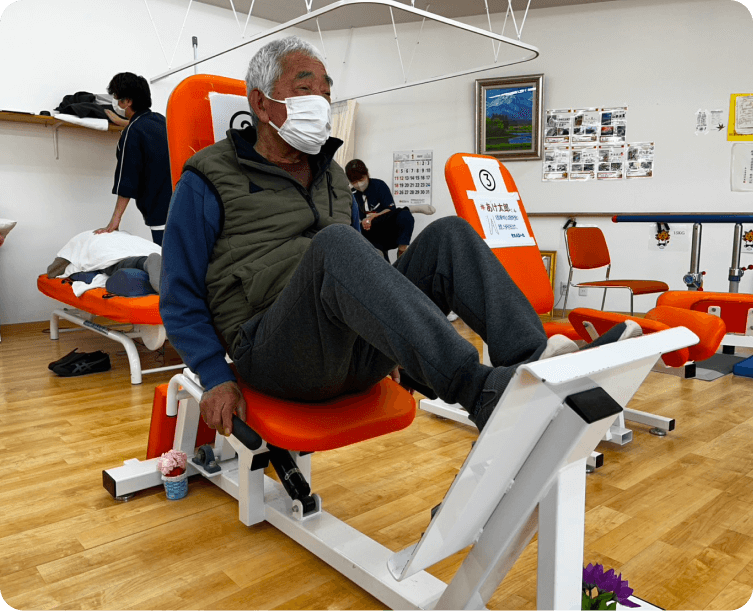 運動器具でストレッチをする様子