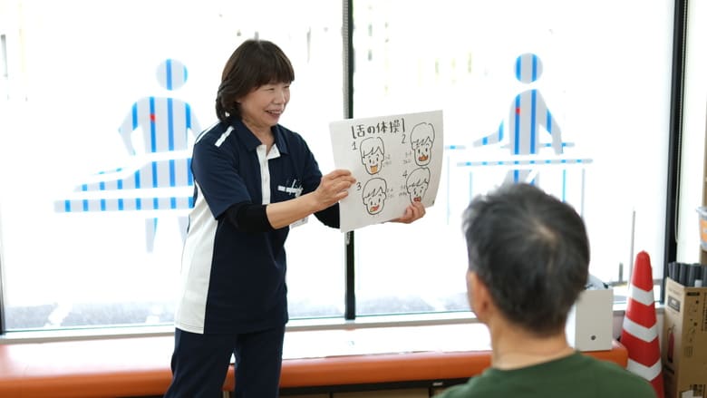スタッフとリハビリをする様子