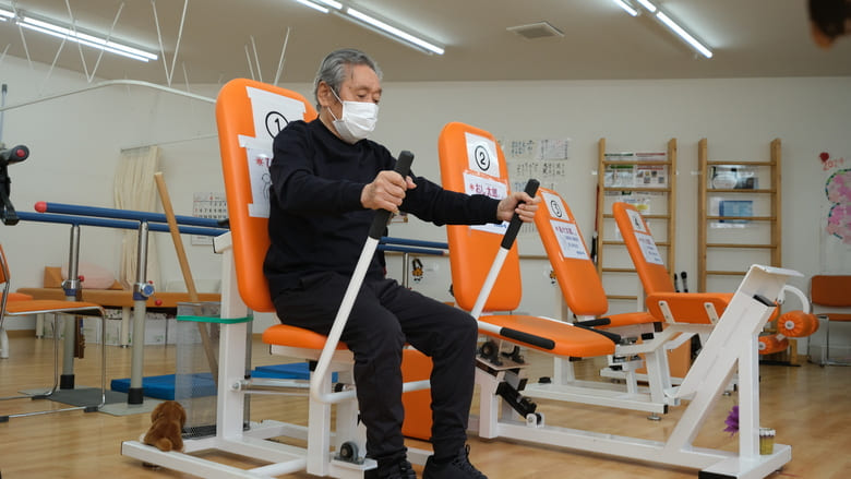 運動器具でストレッチをする様子