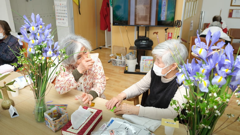 施設で談笑する様子