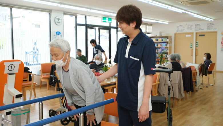 熱心にリハビリをする様子