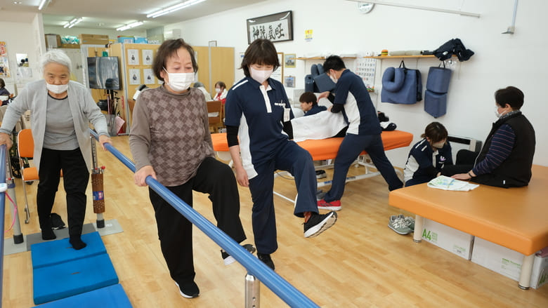 熱心にリハビリをする様子