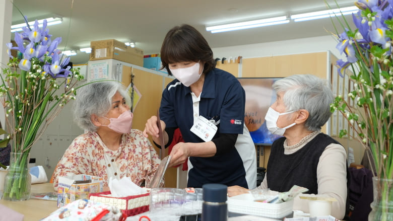 スタッフと施設で談笑する様子