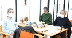 リラックスタイムで談笑する様子