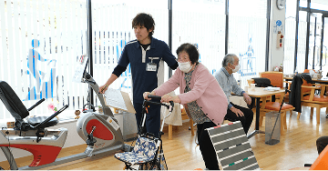 3分間室内歩行を行うご利用者様の様子